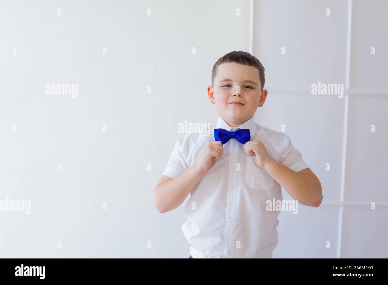 Portrait d'un garçon de 12 ans dans une chemise blanche avec une cravate  Photo Stock - Alamy