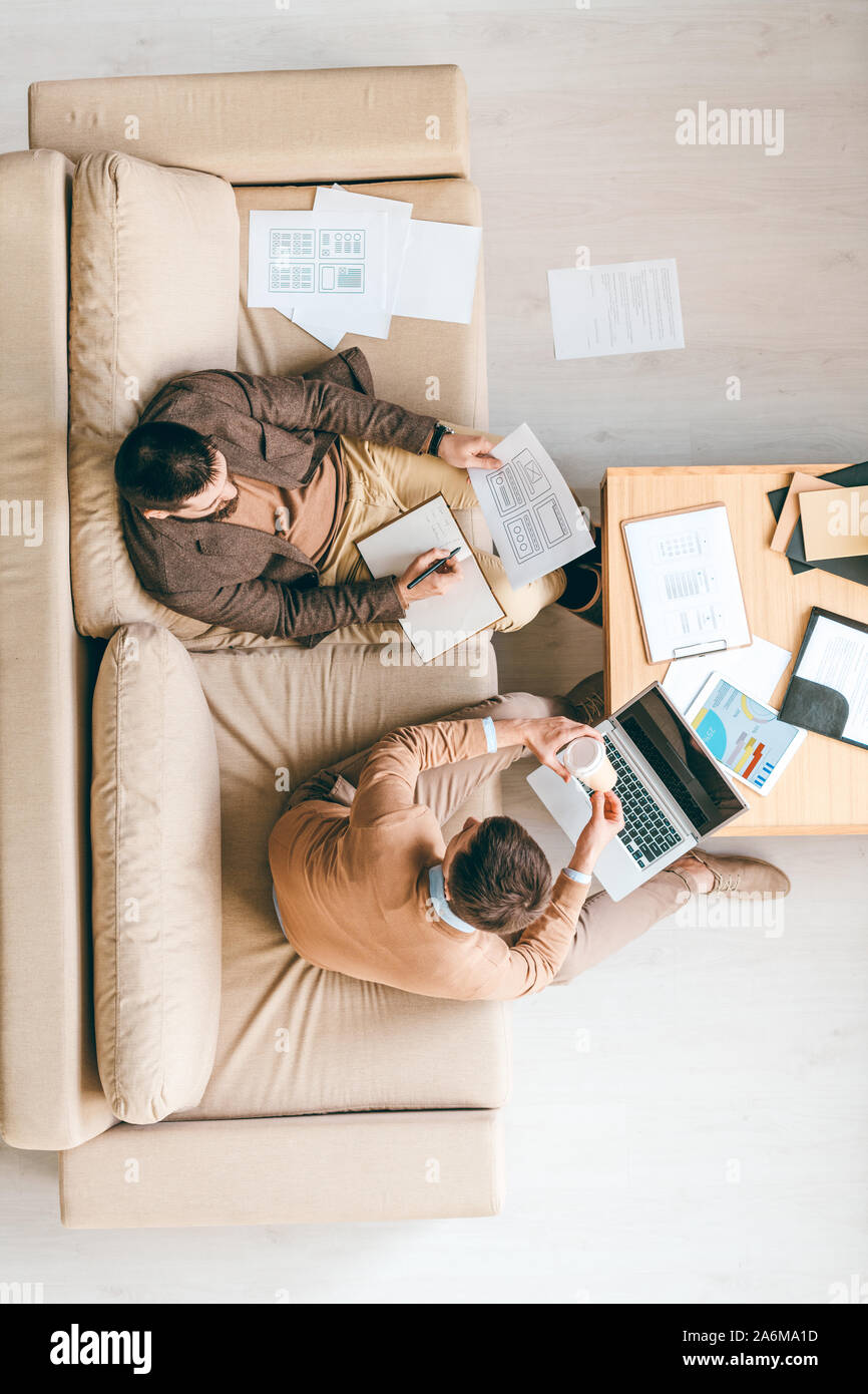 Vue de dessus les développeurs de logiciel contemporain consulting a propos de nouvelles idées créatives Banque D'Images