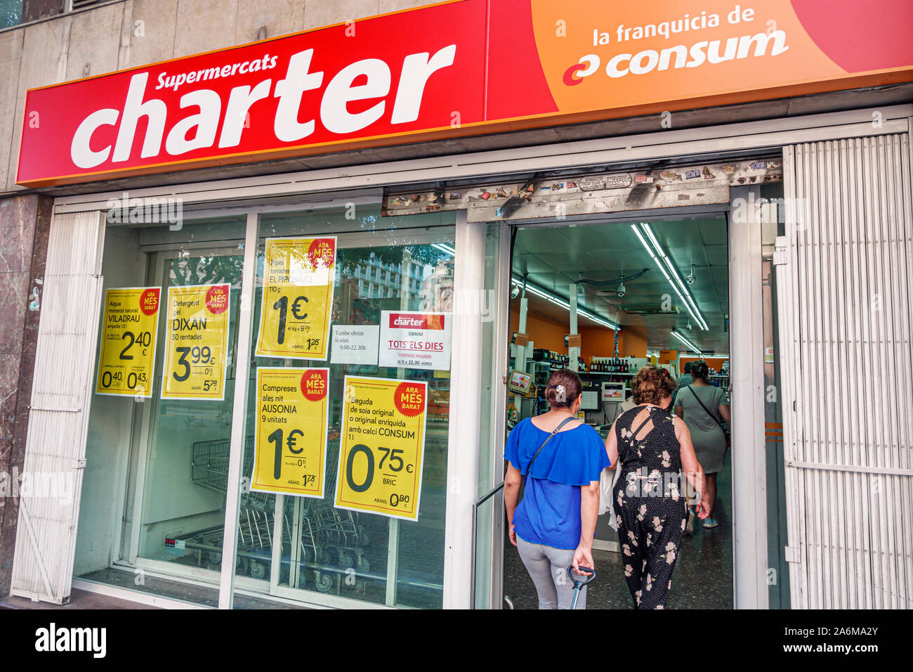Barcelone Espagne,Catalonia Eixample,Charte,supermarché,épicerie,entrée,enseignes,vente,symbole euro devise,femme,entrée,Espagnol,Europe UE,E Banque D'Images