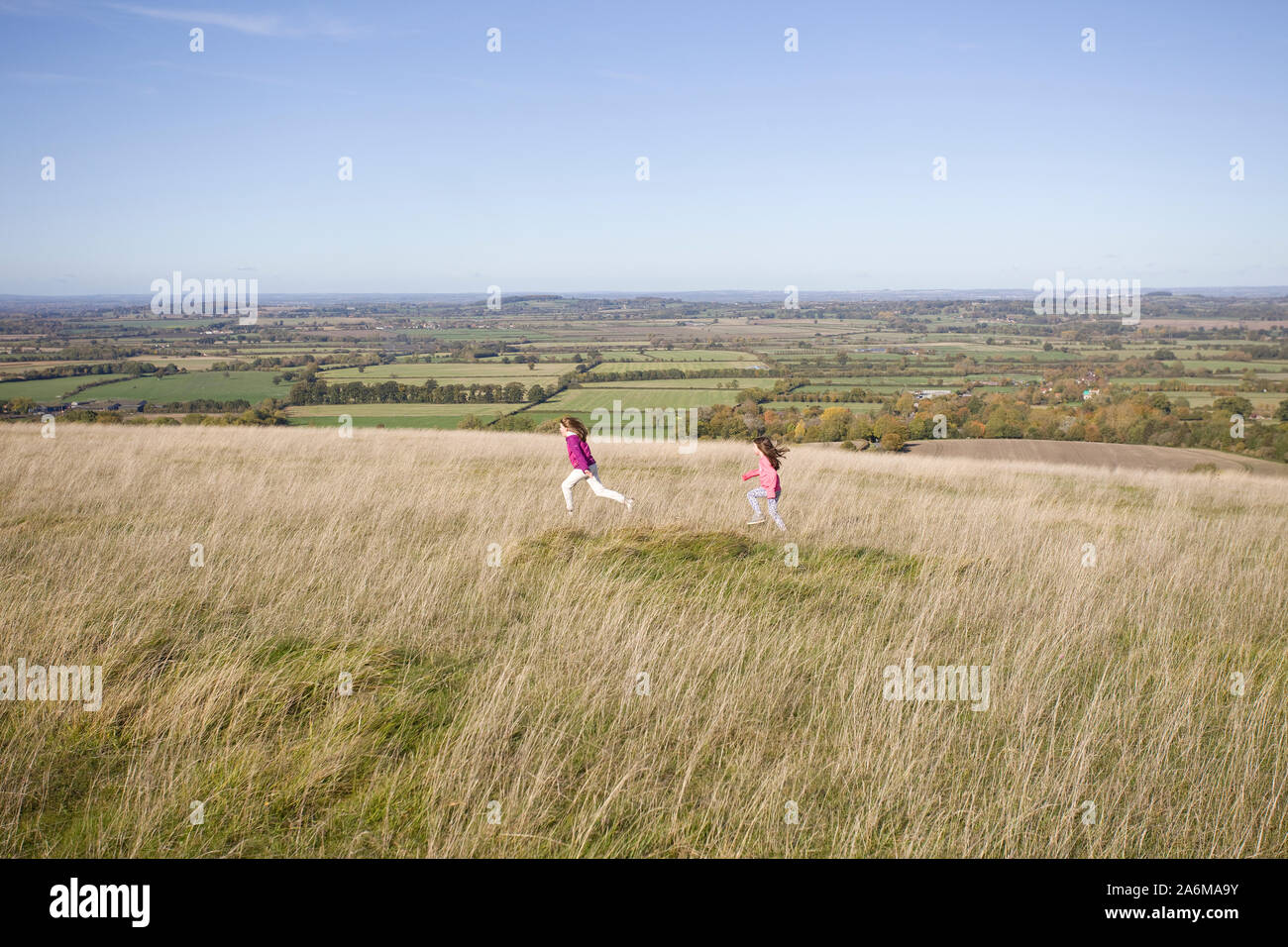 Enfants qui courent autour des champs à White Horse Hill, Oxfordshire, Uffington Banque D'Images