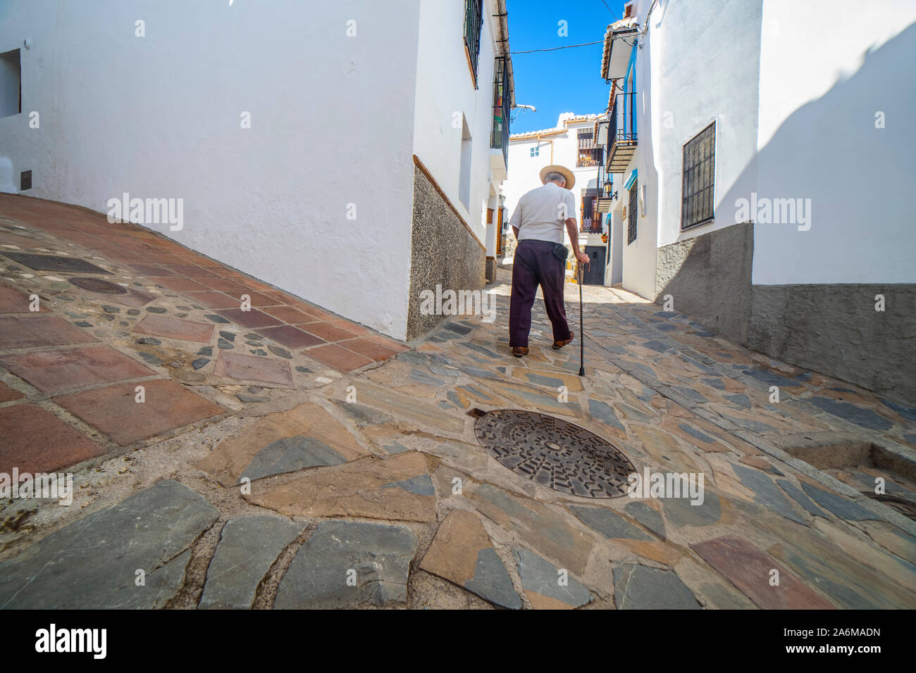 Personnes âgées habitant rue étroite pente escalade de Comares, Malaga, Espagne. Village blanc sur la colline des montagnes de Malaga, également appelé Balco Axarquia Banque D'Images