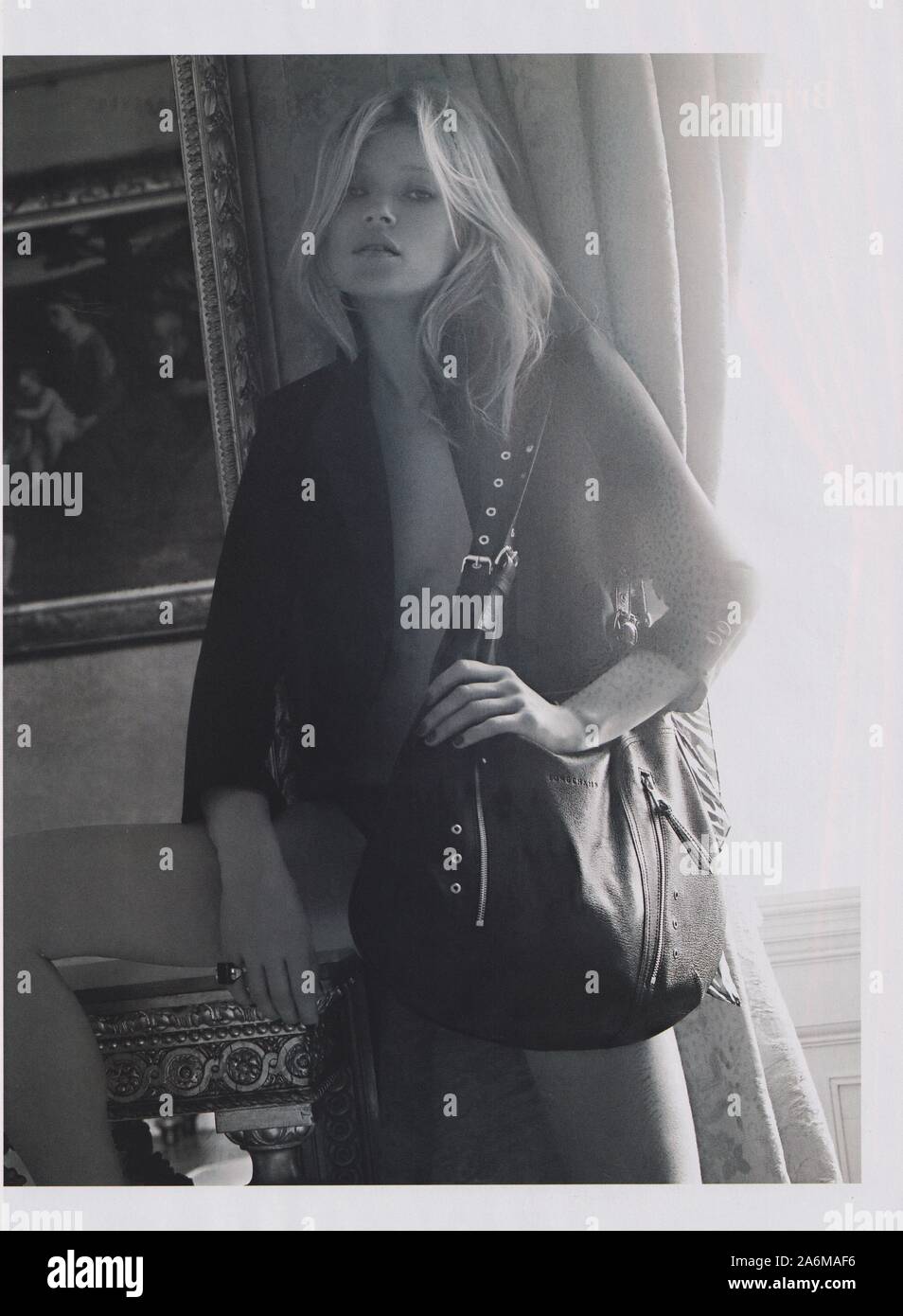 Affiche publicitaire de la maison Longchamp avec Kate Moss dans la version papier du magazine de l'année 2010, de la publicité, publicité de creative Longchamp 2010s Banque D'Images