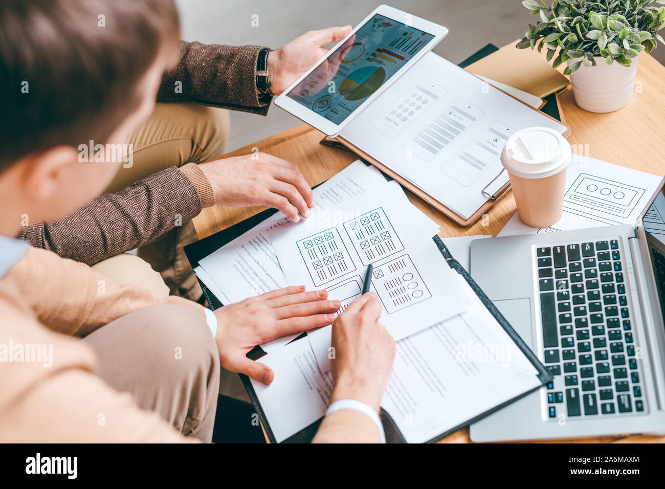 L'un des développeurs de logiciel expliquant son collègue avantages de nouveau programme Banque D'Images