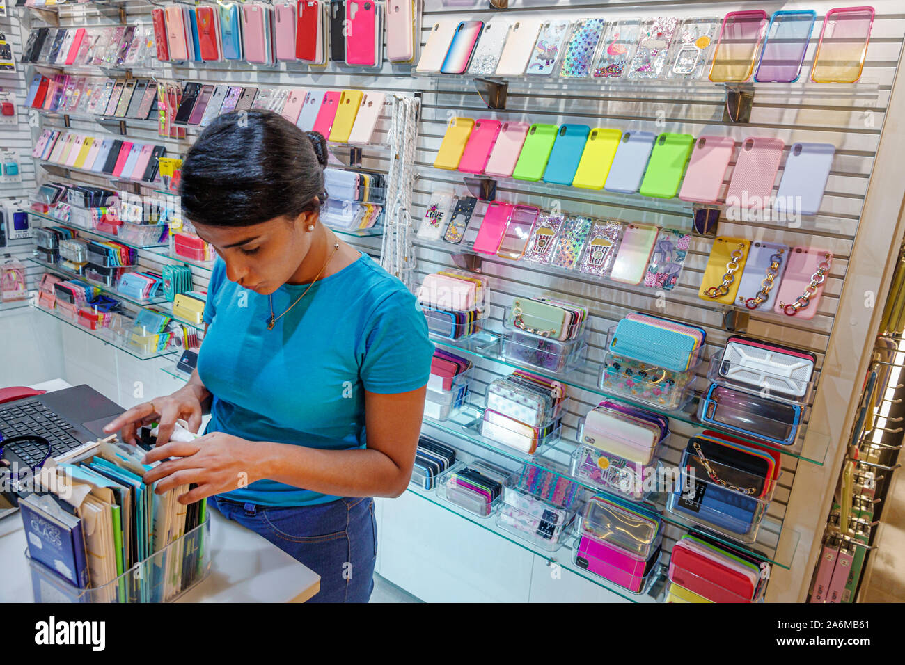 Barcelone Espagne,Catalogne les Corts,l'illa Diagonal,centre commercial,kiosque,accessoires pour appareils personnels pour smartphone,vente d'écrans,intérieur,employé,W Banque D'Images
