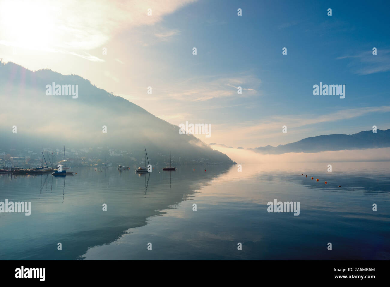 Vue en contre-jour des bateaux ancrés au Traunsee à Gmunden, en Autriche avec l'OÖ, Grünberg en hausse dans l'arrière-plan Banque D'Images