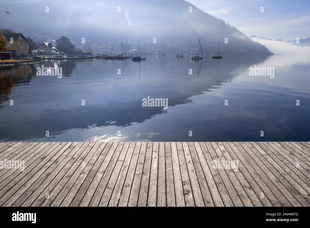 Vue en contre-jour des bateaux ancrés au Traunsee à Gmunden, en Autriche avec l'OÖ, Grünberg en hausse dans l'arrière-plan Banque D'Images