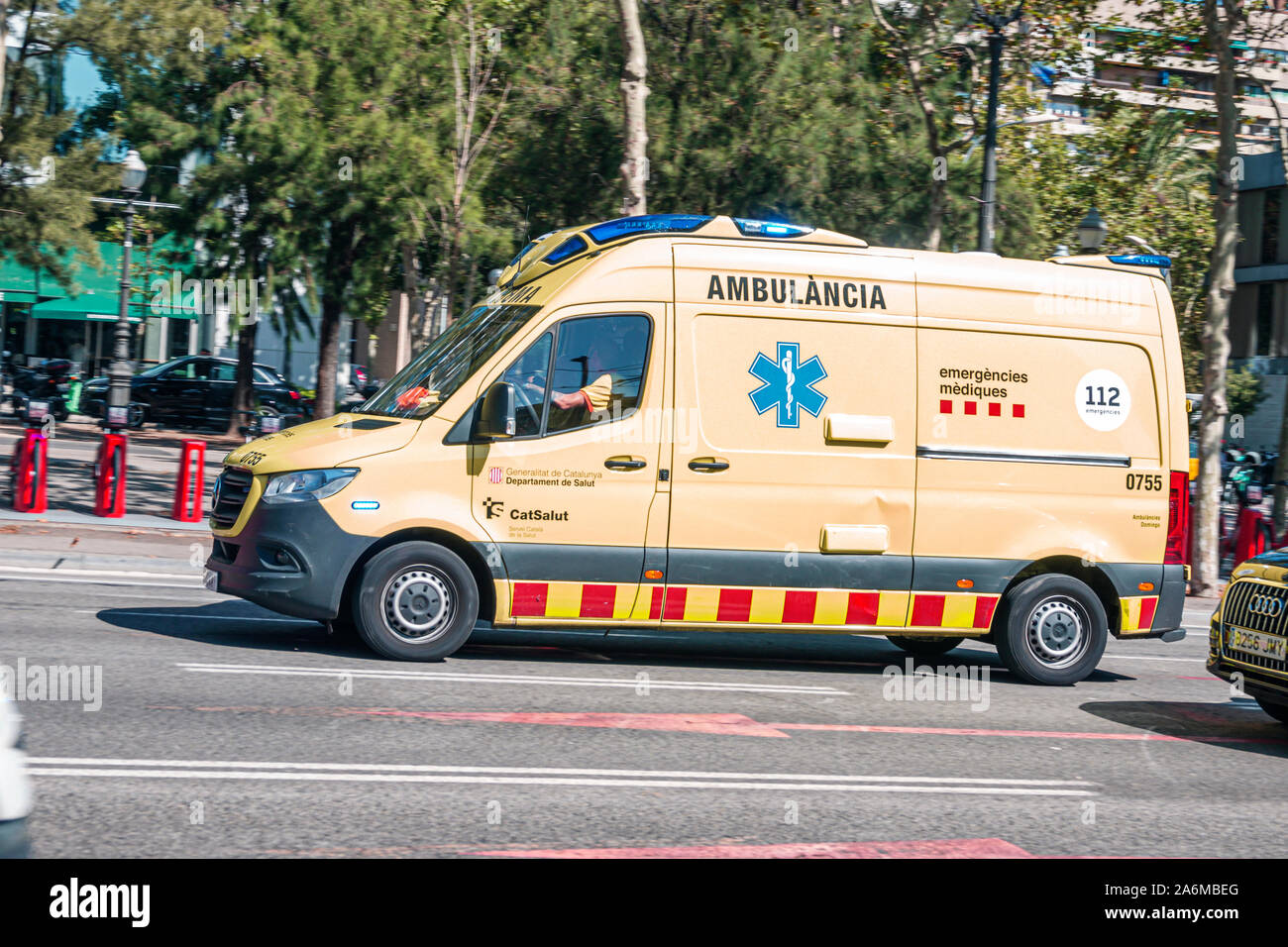 Barcelone Espagne,Catalogne les Corts,Avinguda Diagonal,trafic,ambulance,véhicule d'urgence,ES190903004 Banque D'Images
