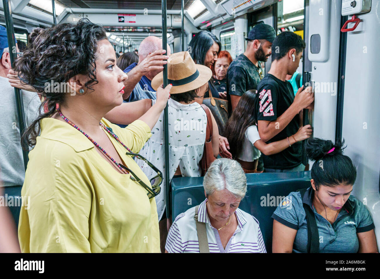 Barcelone Espagne,Catalogne Catalunya,Autoritat del transport Metropolita ATM,Metro,transports en commun,intérieur,train,femme femme femme dame Banque D'Images