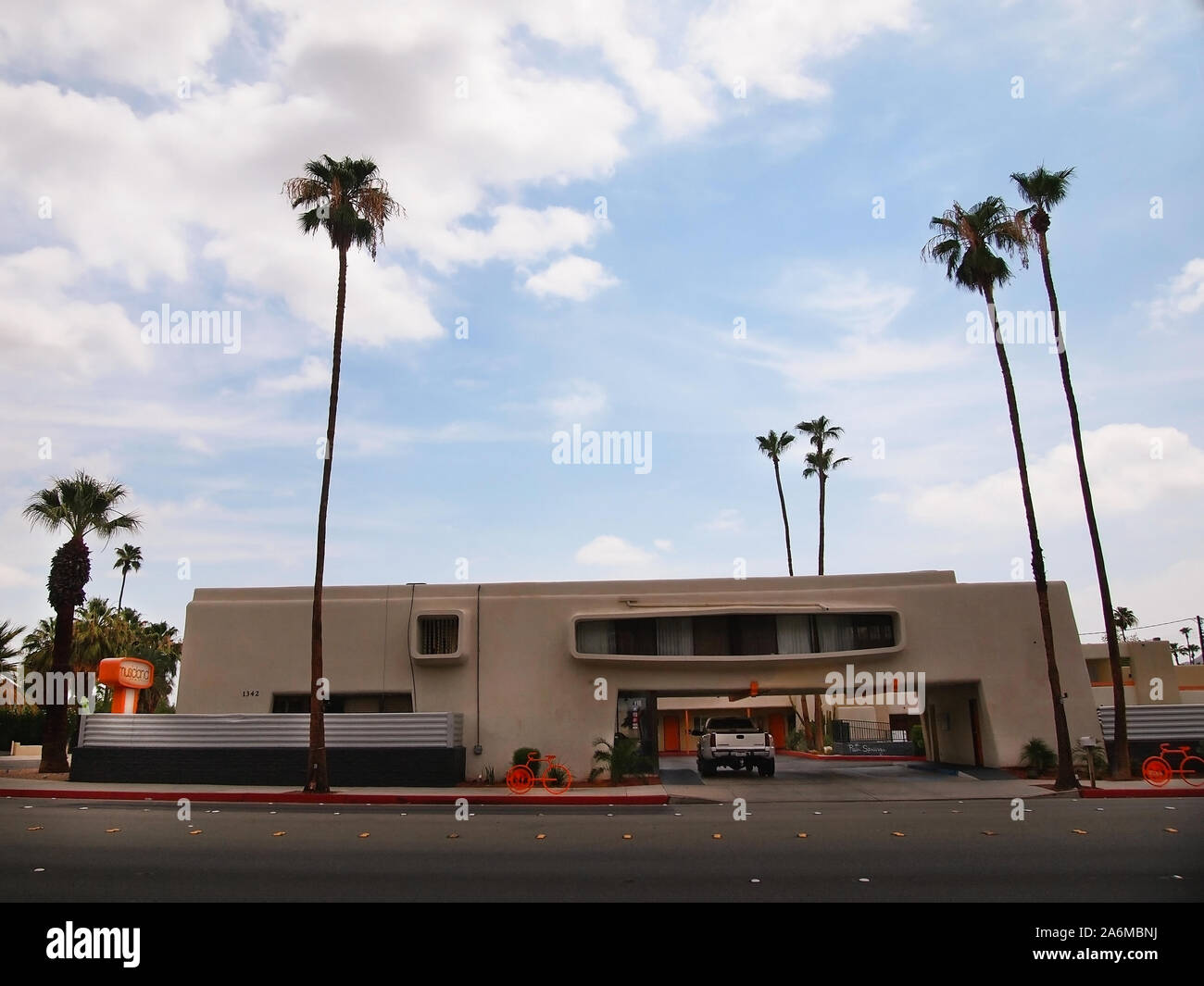 PALM Springs, Californie - Juillet 18, 2019 : Le Musicland Hotel, conçu et construit par Hugh Kaptur en 1967, est un exemple de l'architecture brutaliste. Banque D'Images