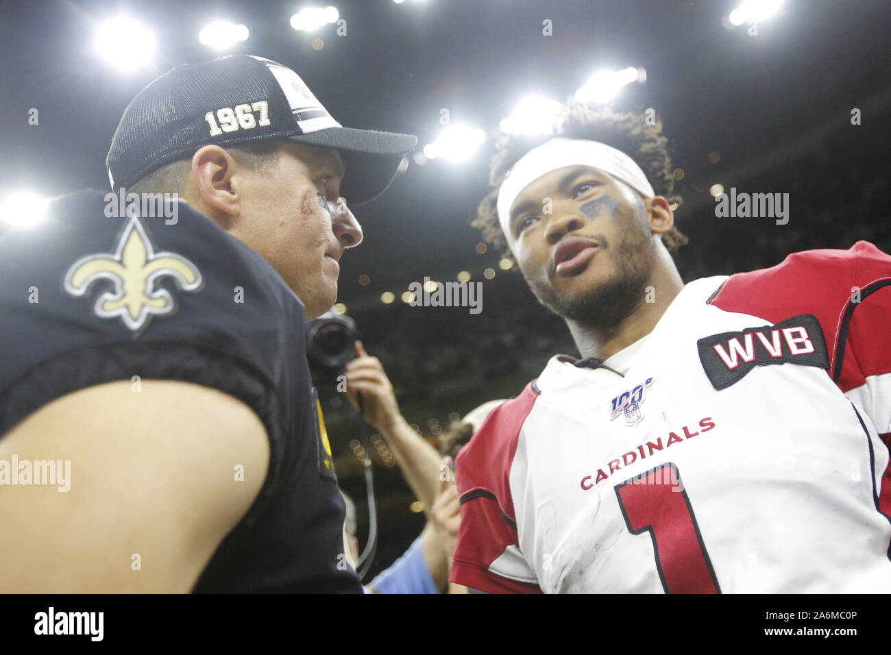La Nouvelle-Orléans, Louisiane, Etats-Unis. 27 Oct, 2019. (De gauche à droite) New Orleans Saints quarterback Drew Brees et Arizona Cardinals quarterback Kyler Murray parler sur le terrain après leur jeu à la Nouvelle Orléans, Louisiane USA le 27 octobre 2019. Les Saints battre les cardinaux 31-9. Crédit : Dan Anderson/ZUMA/Alamy Fil Live News Banque D'Images
