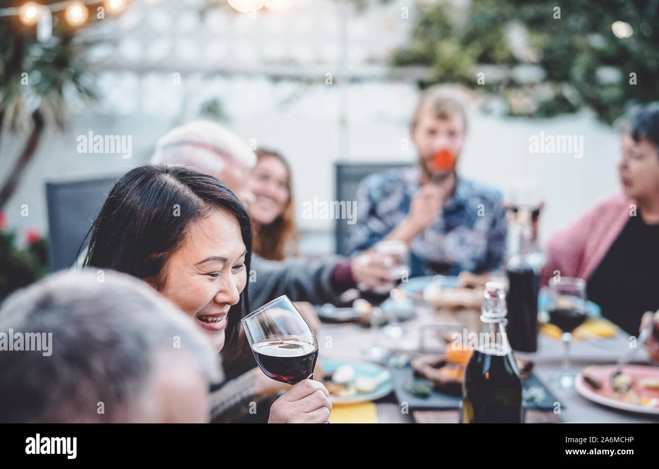 Happy Family cheering et salle de concert en plein air - Les personnes atteintes de différents âges et de l'ethnicité s'amusant à dîner barbecue party Banque D'Images