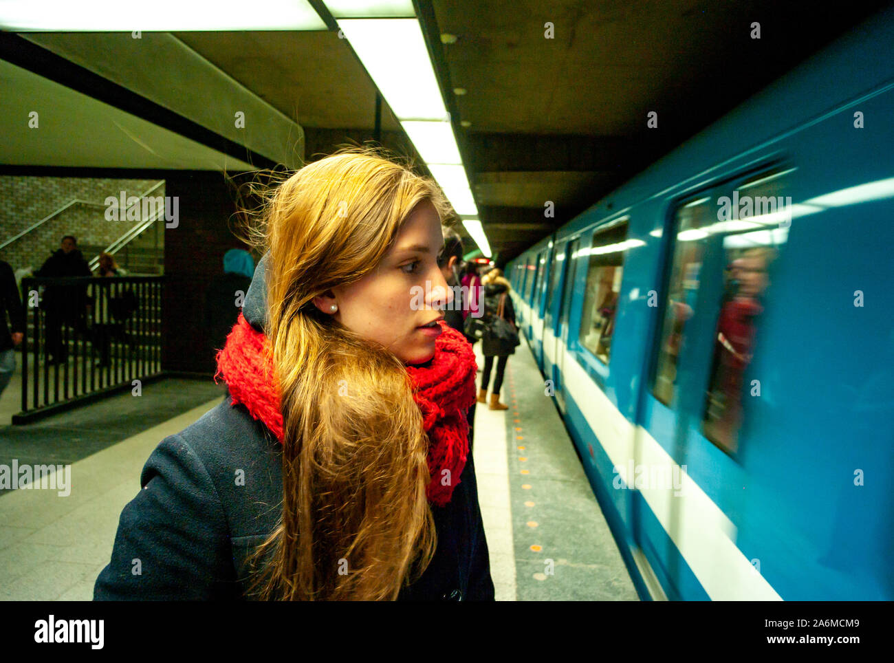 Montréal, Québec / Canada - le 14 janvier 2013 : Jeune femme attendant d'entrer dans le métro Banque D'Images