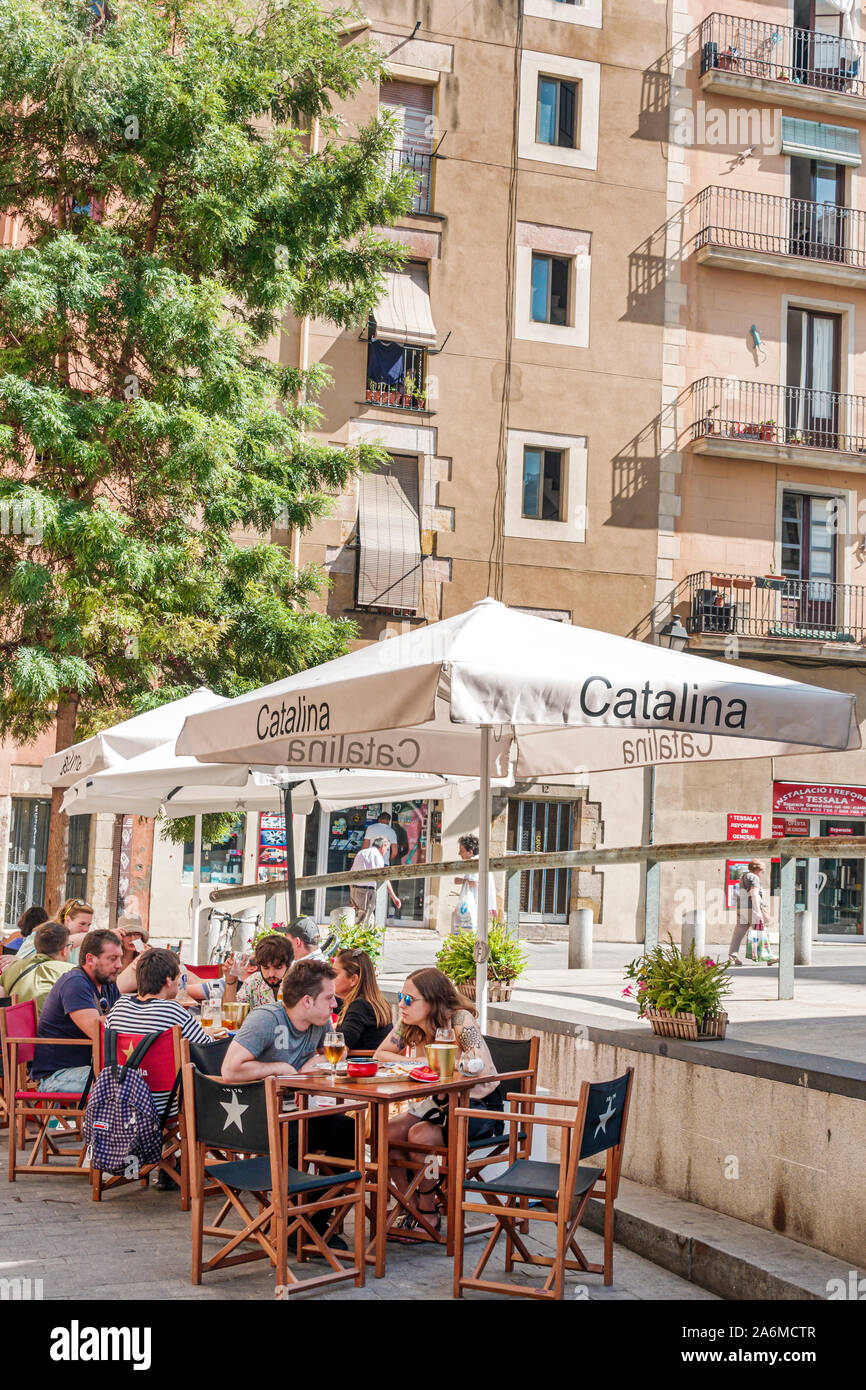 Barcelone Espagne, Catalogne Ciutat Vella, centre historique, Plaza de Joan Capri, place publique, Catalina Cafe, restaurant, tables extérieures, al fresco, parasol Banque D'Images