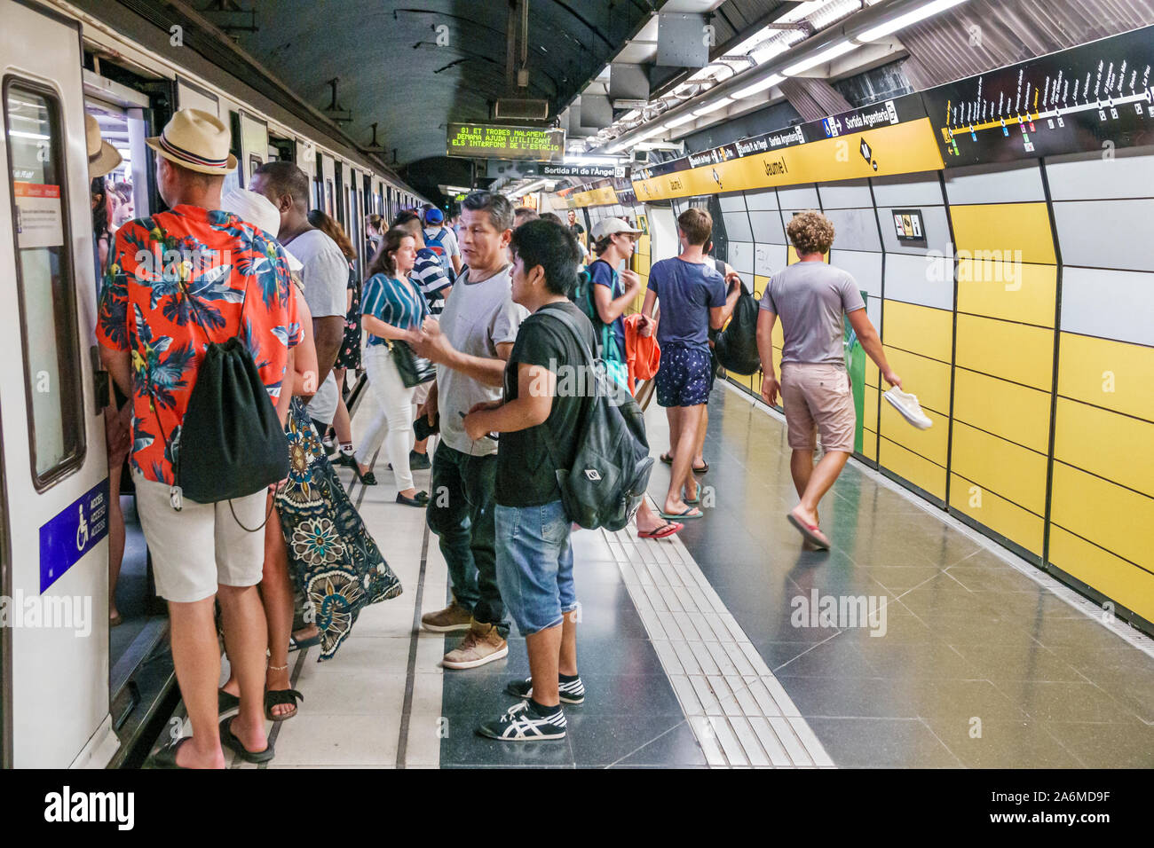 Barcelone Espagne,Catalogne Autoritat del transport Metropolita ATM,Metro,Jaume I station de métro,plate-forme,homme,passager,passager,train,sortie,boa Banque D'Images