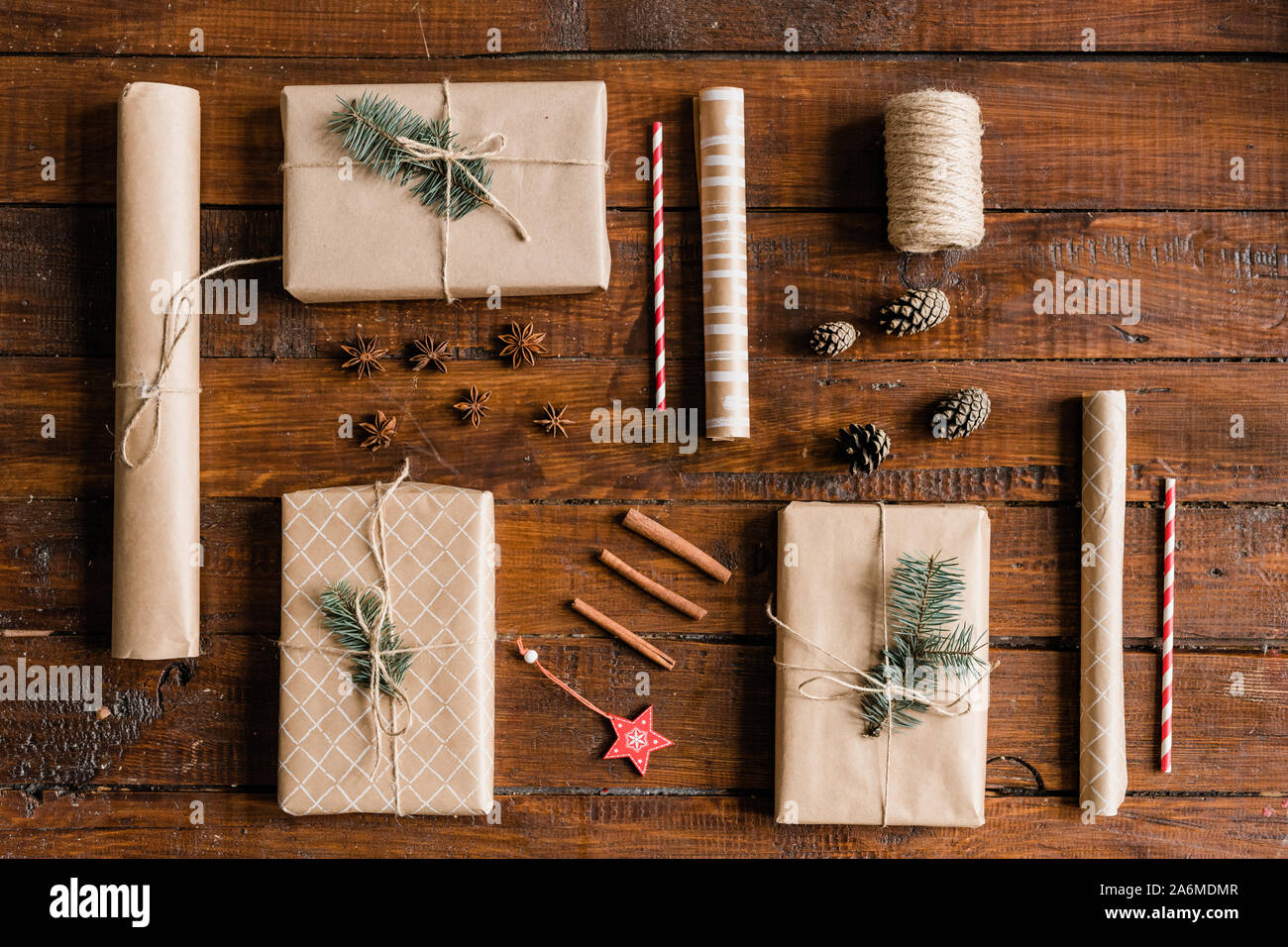 Vue du dessus de l'enveloppé et autres trucs de Noël giftboxes sur table en bois Banque D'Images