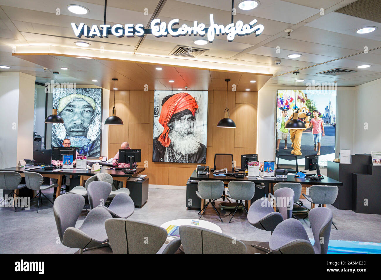 Barcelone Espagne,Catalogne Plaza de Francesc Macia,El Corte ingle,grand magasin espagnol,Viatges,agence de voyage en magasin,bureaux,agents de vente,homme,intérieur Banque D'Images