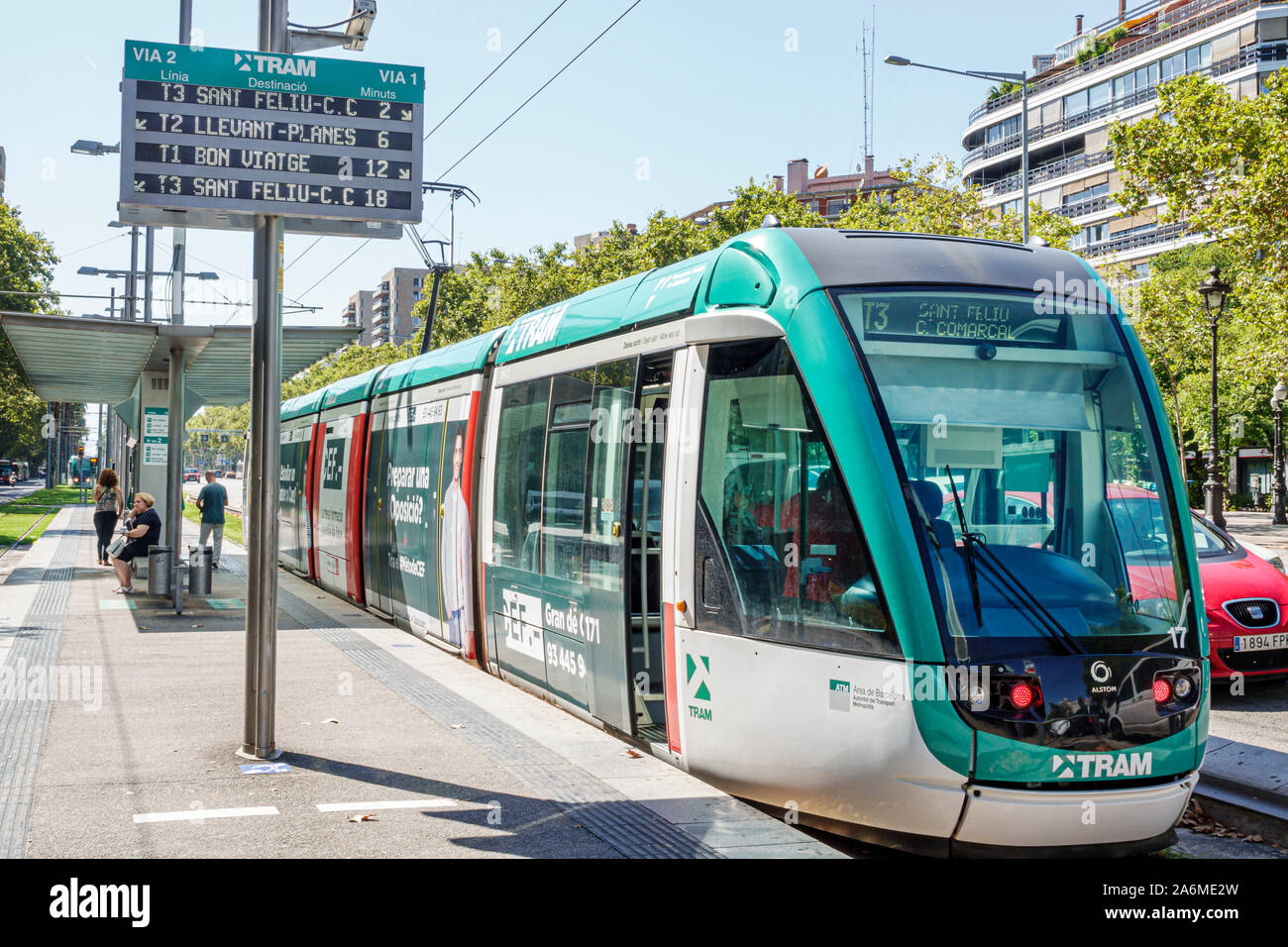 Barcelone Espagne,Catalogne les Corts,Avinguda Diagonal,tram,extérieur,Trabaix,rail léger,abri passager,arrêté,horaire de tram numérique en temps réel,ES19 Banque D'Images