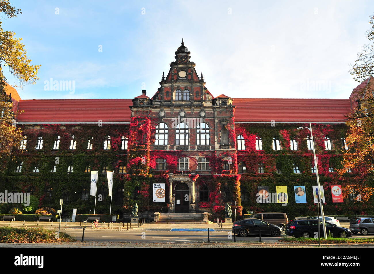 Musée National de Wroclaw, Basse Silésie. La Pologne. Tous couverts de lierre coloré d'automne. Banque D'Images