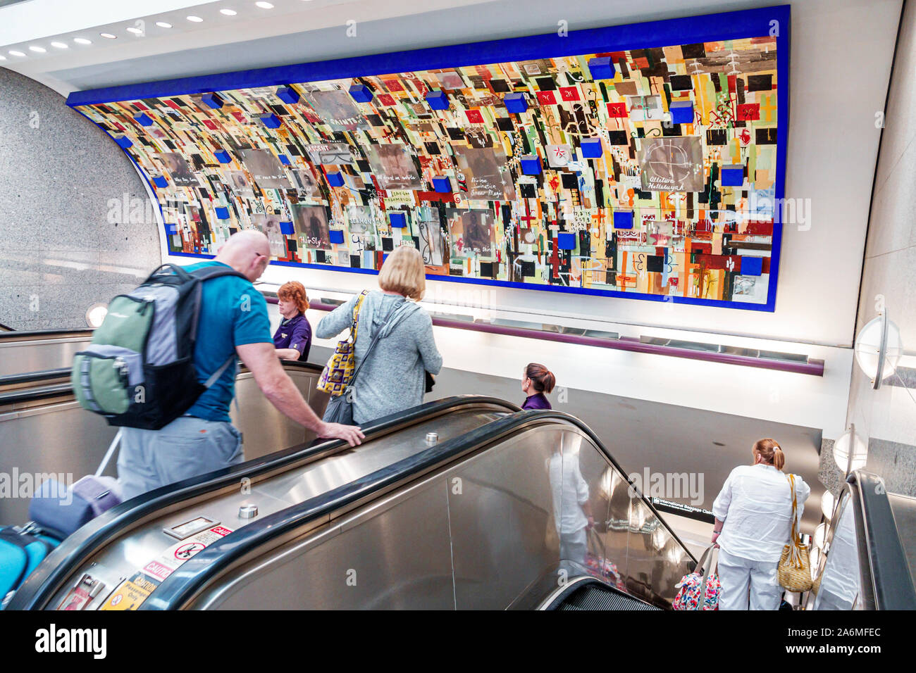 Georgia,Atlanta,Hartsfield-Jackson Atlanta International Airport,terminal,intérieur,escaliers mécaniques,installation spécifique au site,Saints,collage mural b Banque D'Images