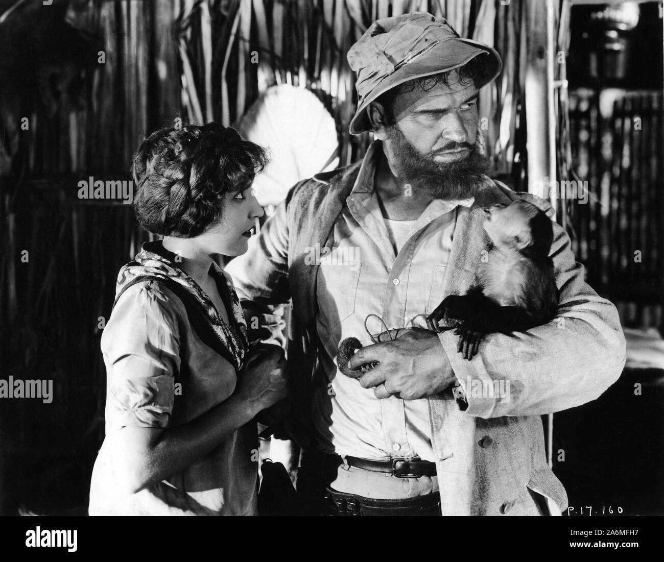 WALLACE BEERY et Bessie LOVE MARY le chimpanzé dans le monde perdu de Harry O. Hoyt directeur 1925 roman Sir Arthur Conan Doyle / effets visuels spéciaux Willis H. O'Brien Marcel Delgado Joseph Leeland Roop Ralph Hammeras Cleo E. Baker Silent Movie First National Pictures Banque D'Images