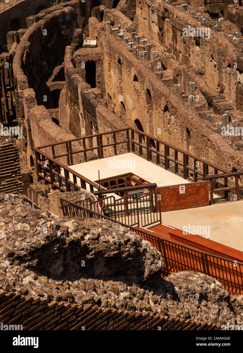 Rome, Italie, le 5 août 2018 un détail d'un ascenseur construit dans le Colisée par archéologues expérimentale pour démontrer comment les animaux sauvages ont été levées dans l'arène dans le cadre des jeux Banque D'Images