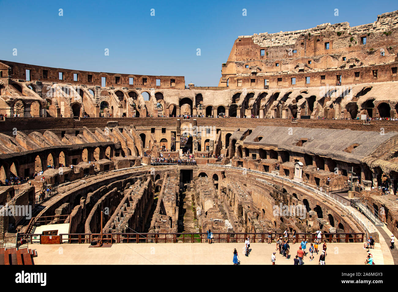 l-int-rieur-du-colis-e-rome-montrant-le-remplac-partie-de-marbre-le