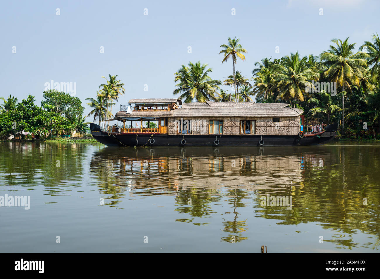 Péniche traditionnelle dans le Kerala backwaters le long littoral de palmiers à une journée ensoleillée sans nuage, Alappuzha, Alleppey, India Banque D'Images