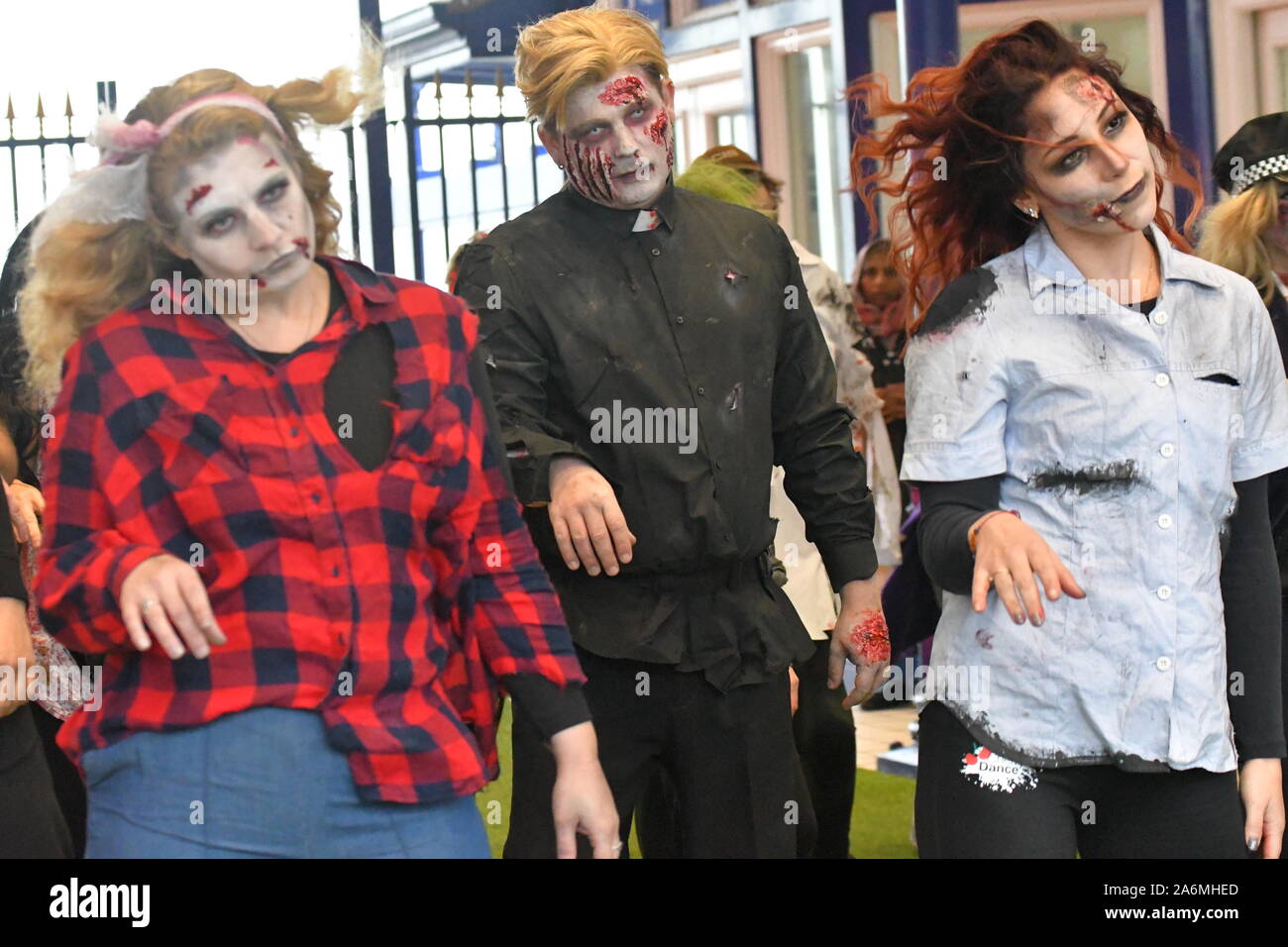 Eastbourne Zombie Walk et de danse pour l'Halloween 2019. Marche a eu lieu le 26 octobre, à partir de l'embarcadère de la rue principale. Sussex UK. Banque D'Images