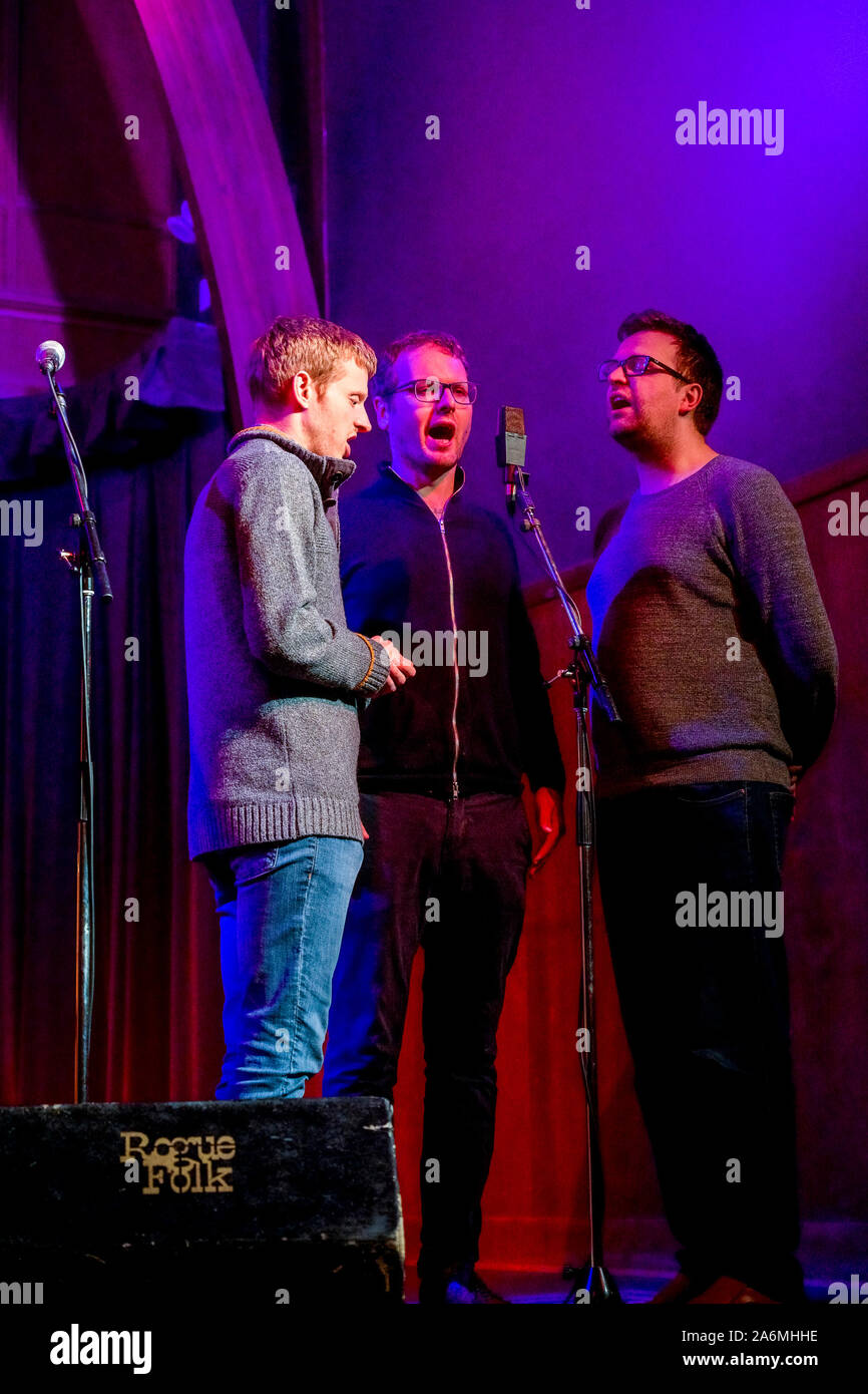 Les jeunes chanteurs britanniques 'uns en concert, ROGUE FOLK CLUB, Vancouver, British Columbia, Canada Banque D'Images