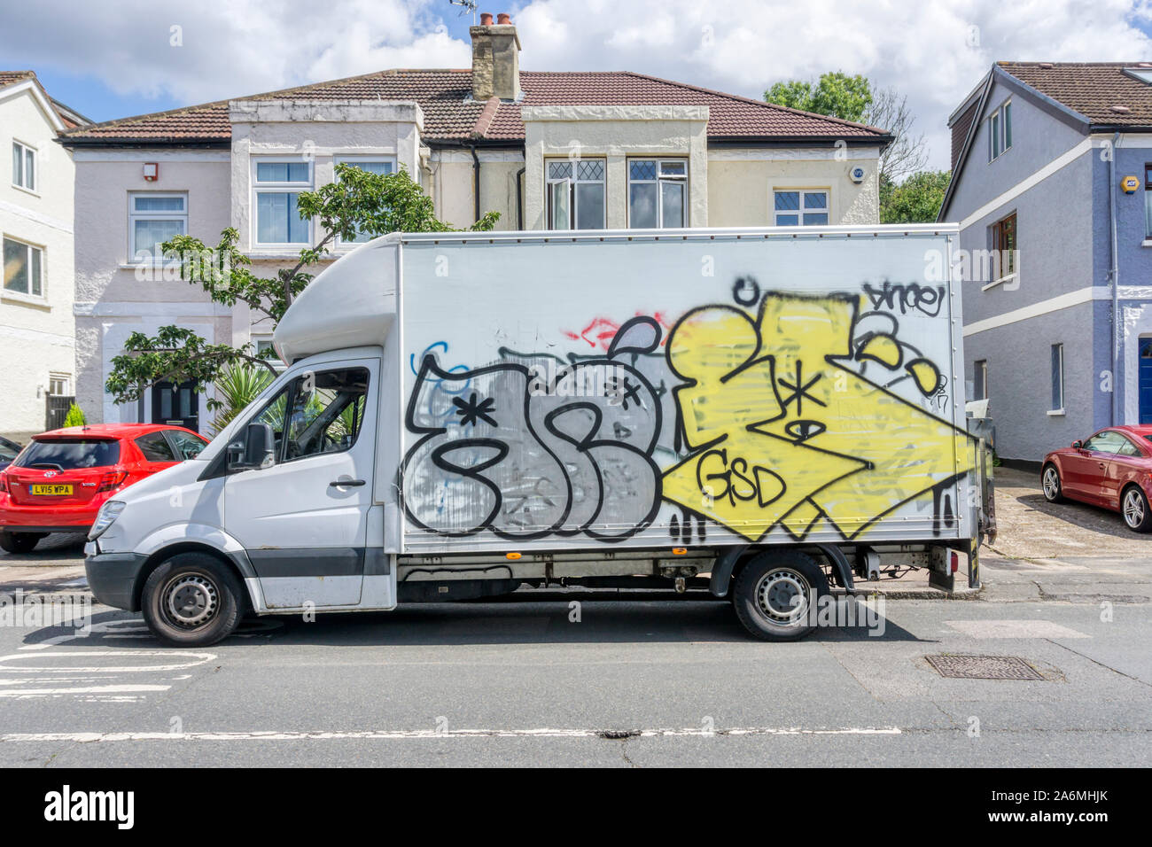 Une camionnette blanche couverte de graffiti, dans le sud de Londres. Banque D'Images