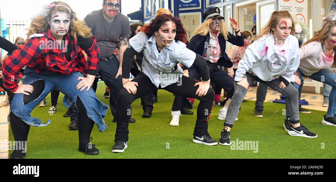 Eastbourne Zombie Walk et de danse pour l'Halloween 2019. Marche a eu lieu le 26 octobre, à partir de l'embarcadère de la rue principale. Sussex UK. Banque D'Images