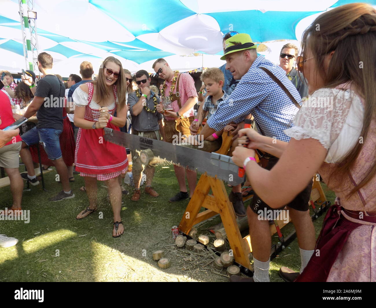 Windhoek, Namibie. 26Th Oct, 2019. Visiteurs jouent le jeu de se connecter à la coupe de l'Oktoberfest de Windhoek à Windhoek, capitale de Namibie, le 26 octobre, 2019. Le 61e congrès annuel de l'Oktoberfest de Windhoek a eu lieu le 25 octobre et 26 à Windhoek. Credit : Musa Kaseke C/Xinhua/Alamy Live News Banque D'Images