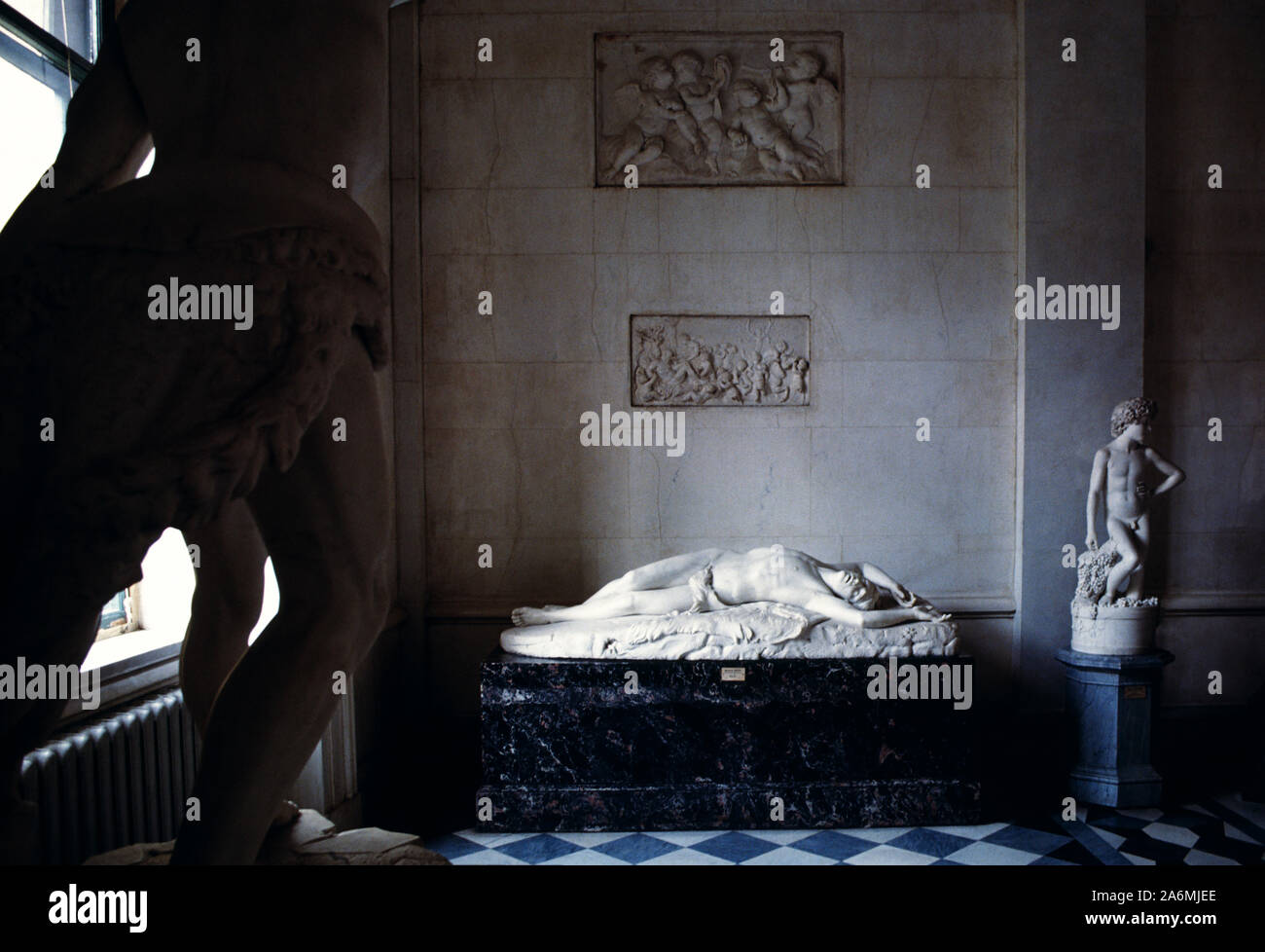 Sculpture grandeur de dead Abel, achevée en 1842 par le sculpteur Giovanni Dupré (1817-1882). La sculpture fait partie de la galerie de sculptures en marbre au-dessus de l'escalier principal dans le Musée de l'Ermitage à Saint-Pétersbourg, en Russie. À la gauche d'Abel est un autre Dupré sculpture de Caïn, 1844. Banque D'Images
