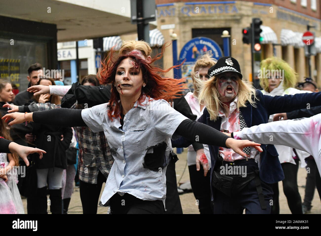 Eastbourne Zombie Walk et de danse pour l'Halloween 2019. Marche a eu lieu le 26 octobre, à partir de l'embarcadère de la rue principale. Sussex UK. Banque D'Images