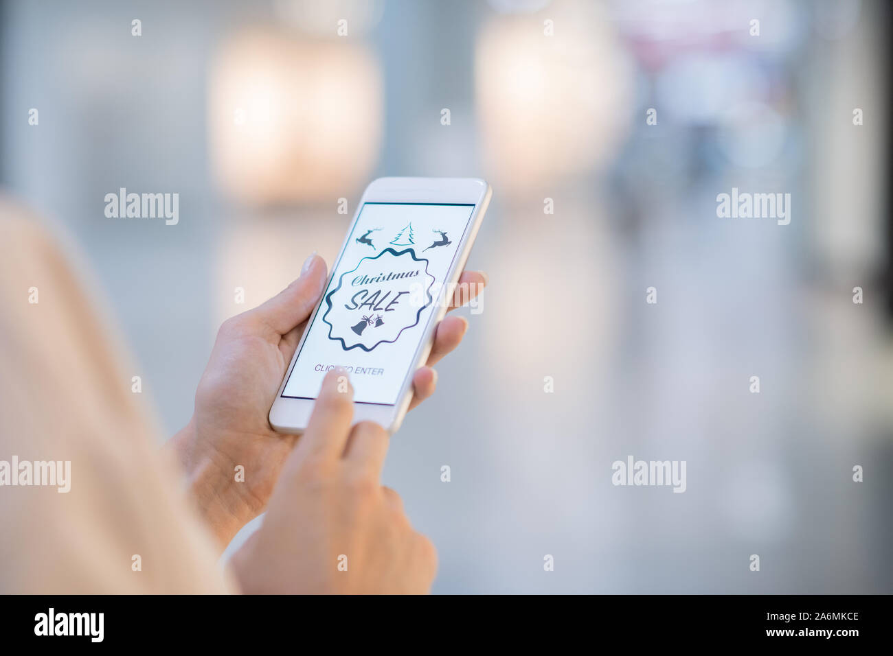 Mains de girl holding smartphone et entrer boutique en ligne Banque D'Images