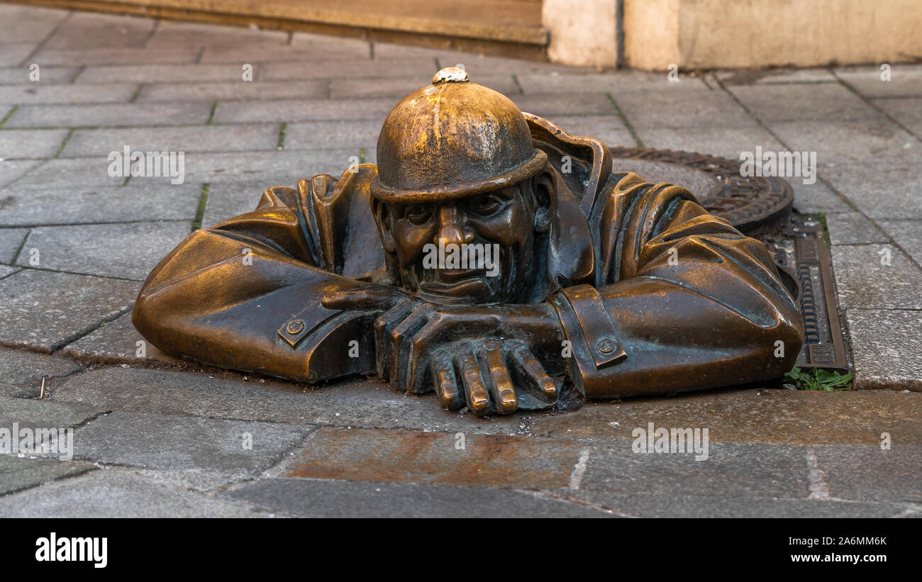 Sculpture de bronze appelée Cumil -L'observateur, ou l'homme au travail, Bratislava, Slovaquie Banque D'Images