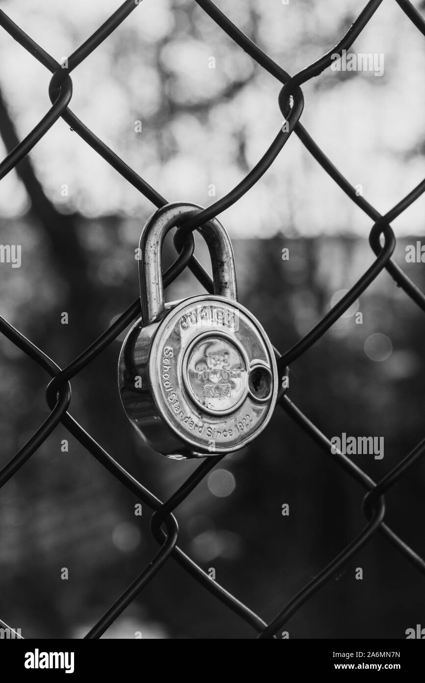 Cadenas accroché sur une clôture - symbole de l'amour - noir & blanc Banque D'Images