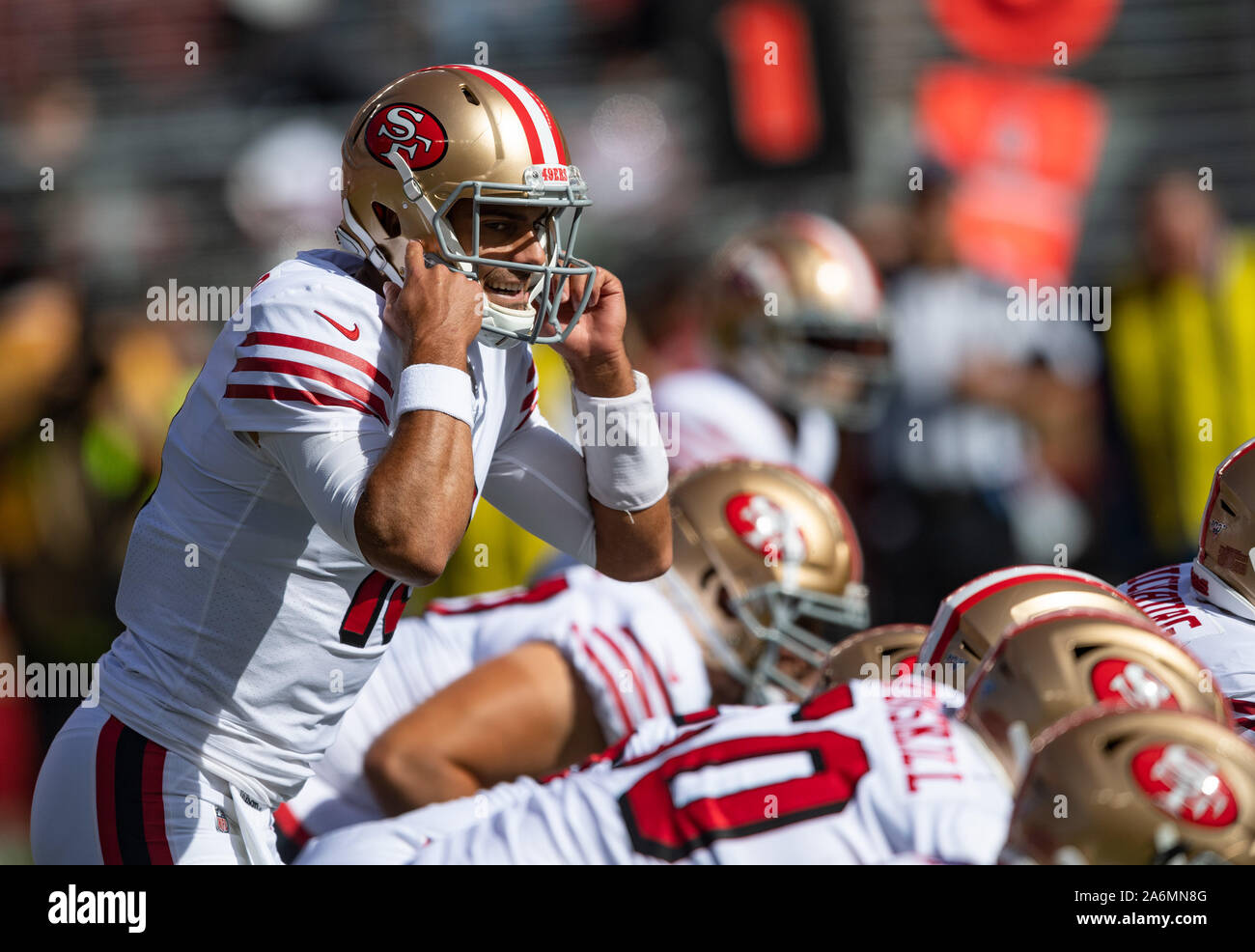 Santa Clara, Californie, États-Unis. 27 Oct, 2019. San Francisco 49ers quarterback Jimmy Garoppolo (10) appelle une alarme sonore, lors d'un match de la NFL entre les Panthers et les San Francisco 49ers à l'Levi's Stadium à Santa Clara, en Californie. Valerie Shoaps/CSM/Alamy Live News Banque D'Images