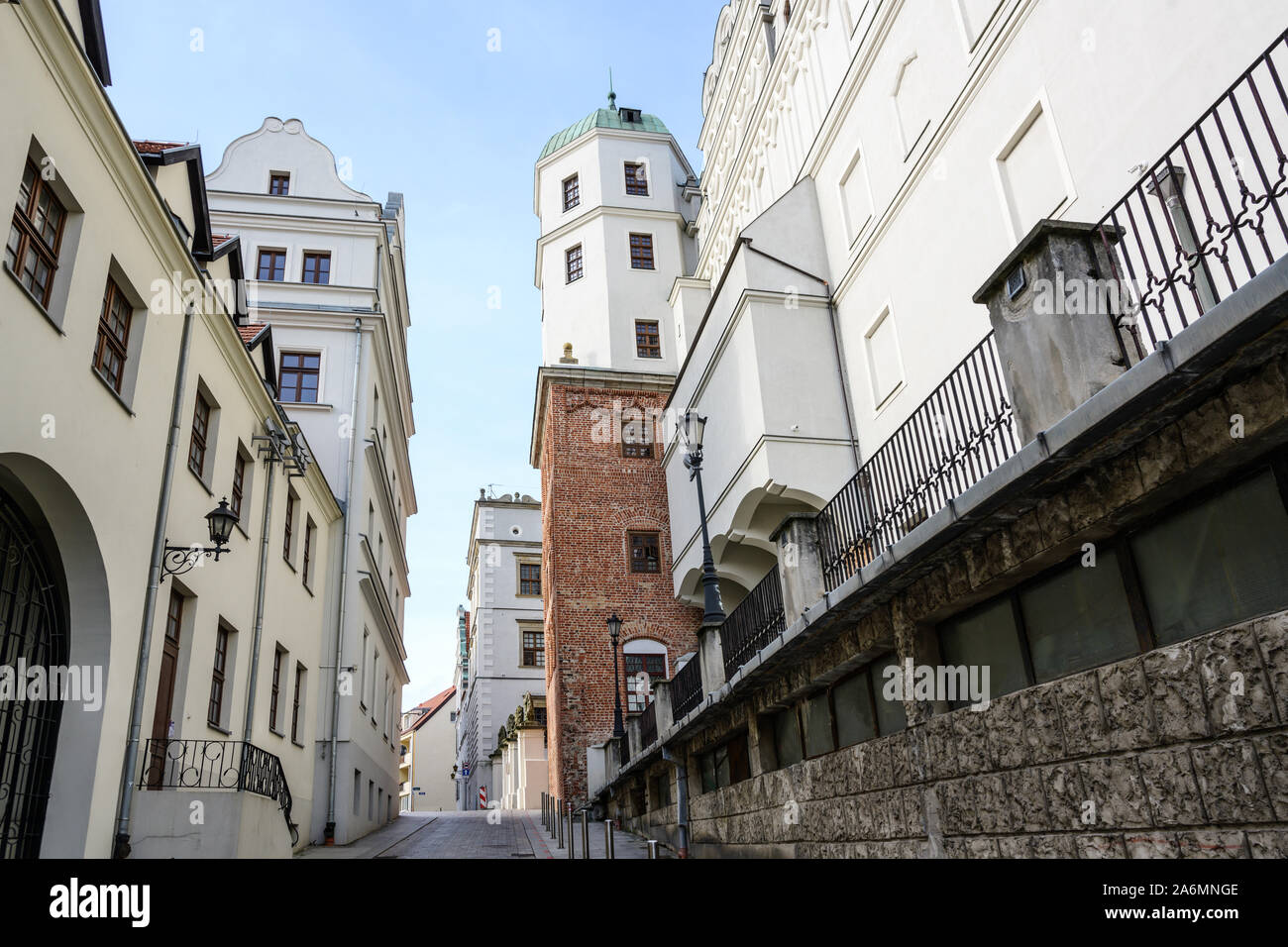 Rue étroite entre les vieilles maisons et le château ducal à Szczecin, Pologne, ancien siège des ducs de Pomerania-Stettin, ciel bleu Banque D'Images