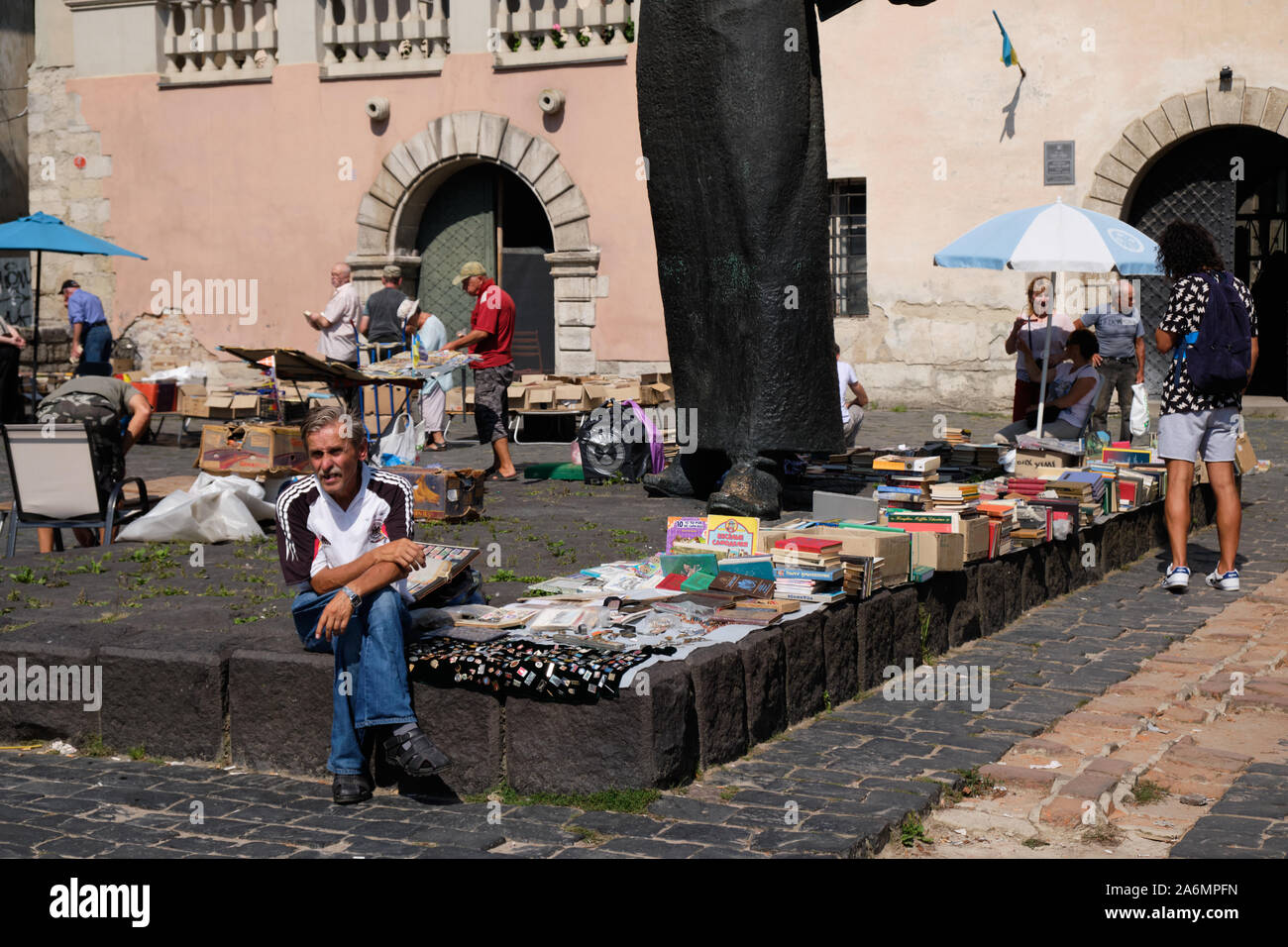 Vendeur de livres au pied d'une statue d'Ivan Federov dans le centre de Lviv, Ukraine Banque D'Images