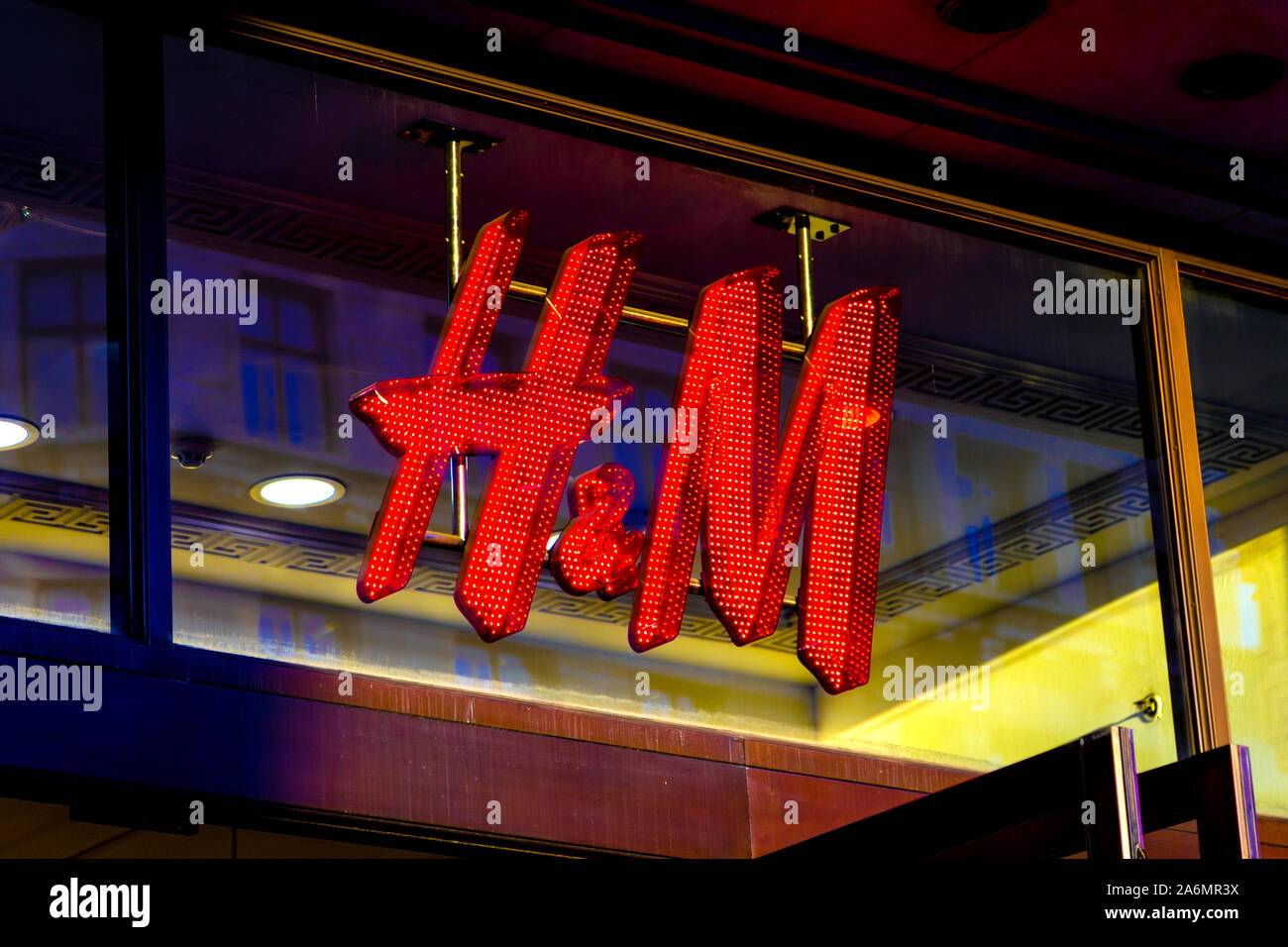 Allumé en signe pour le géant de la vente au détail de mode H&M de Regent Street, London, UK Banque D'Images