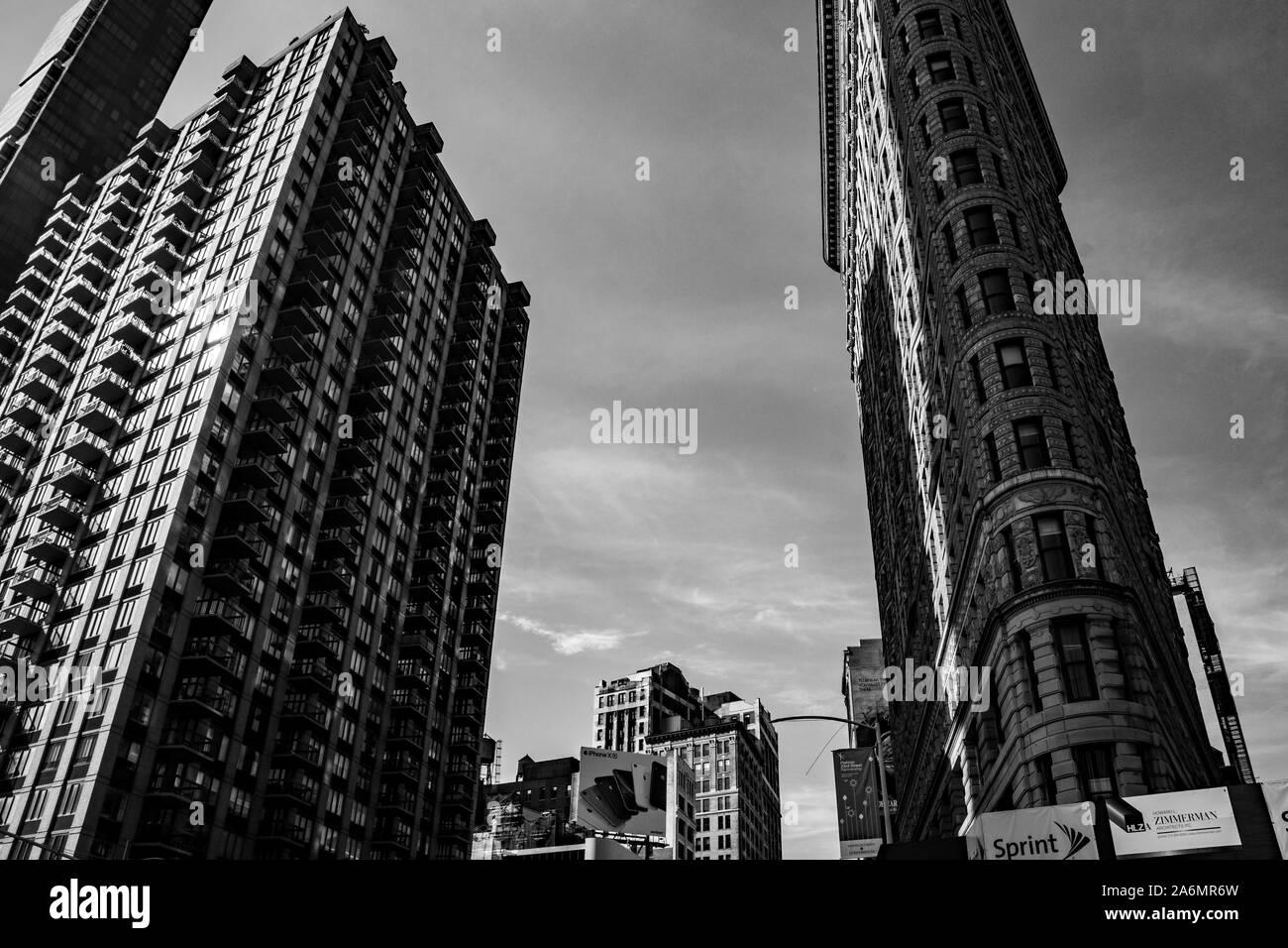 New York, New York/USA - 14 juillet 2019 : le Flatiron building à proximité de Madison Square Gardens à New York, par un beau matin. Banque D'Images