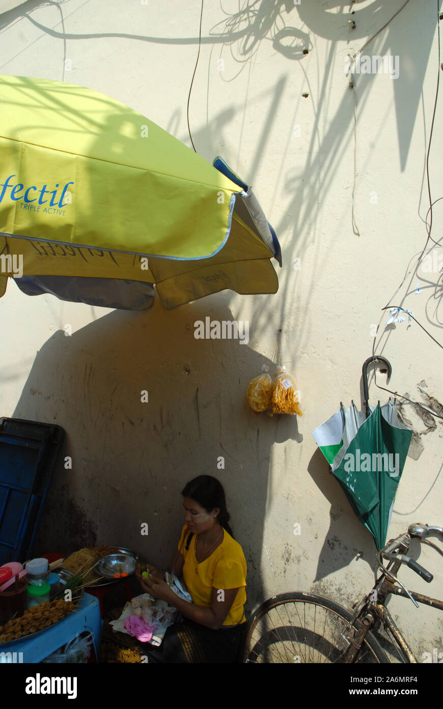 Parapluie ancien donnant de l'ombre, Yangon, Myanmar, en Asie. Banque D'Images