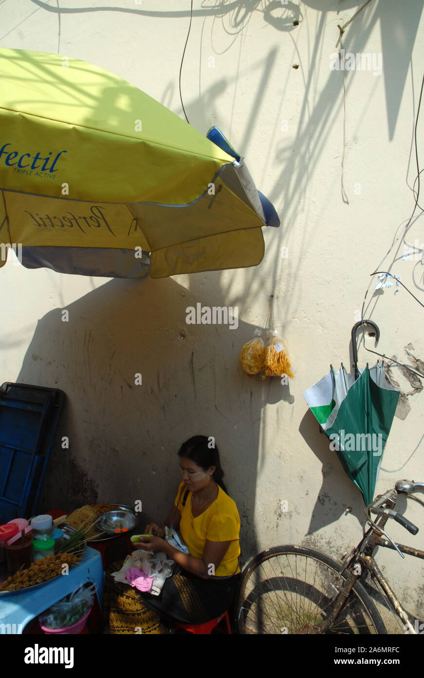 Parapluie ancien donnant de l'ombre, Yangon, Myanmar, en Asie. Banque D'Images