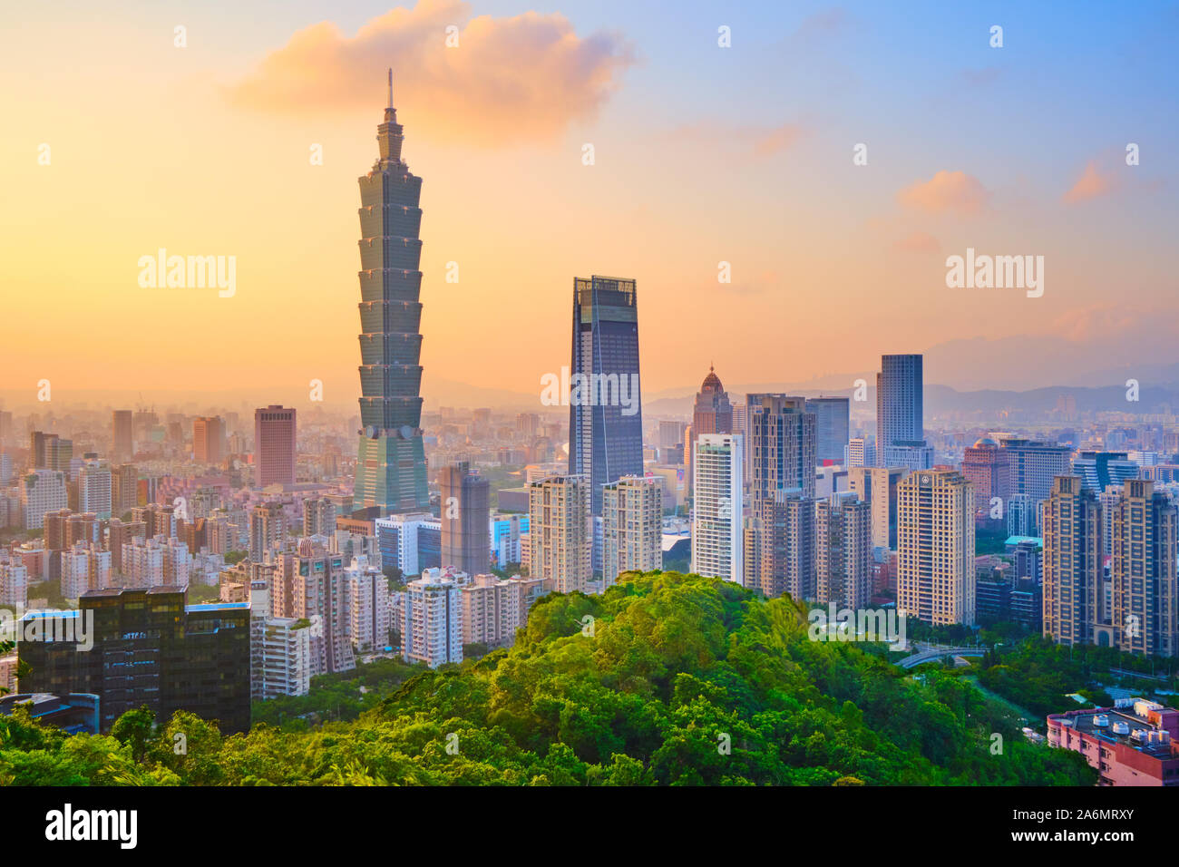 Taipei 101 et Nan Shan Plaza vue depuis le sentier de randonnée à XiangShan (Elephant Mountain) au crépuscule, à Taipei. Banque D'Images