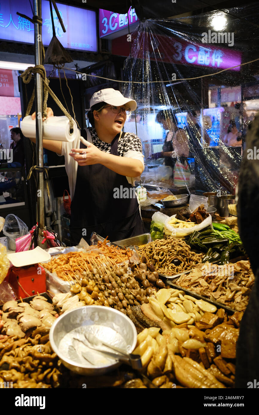 Food au marché nocturne de Raohe Street, l'un des plus anciens marchés de nuit à Taipei. Banque D'Images