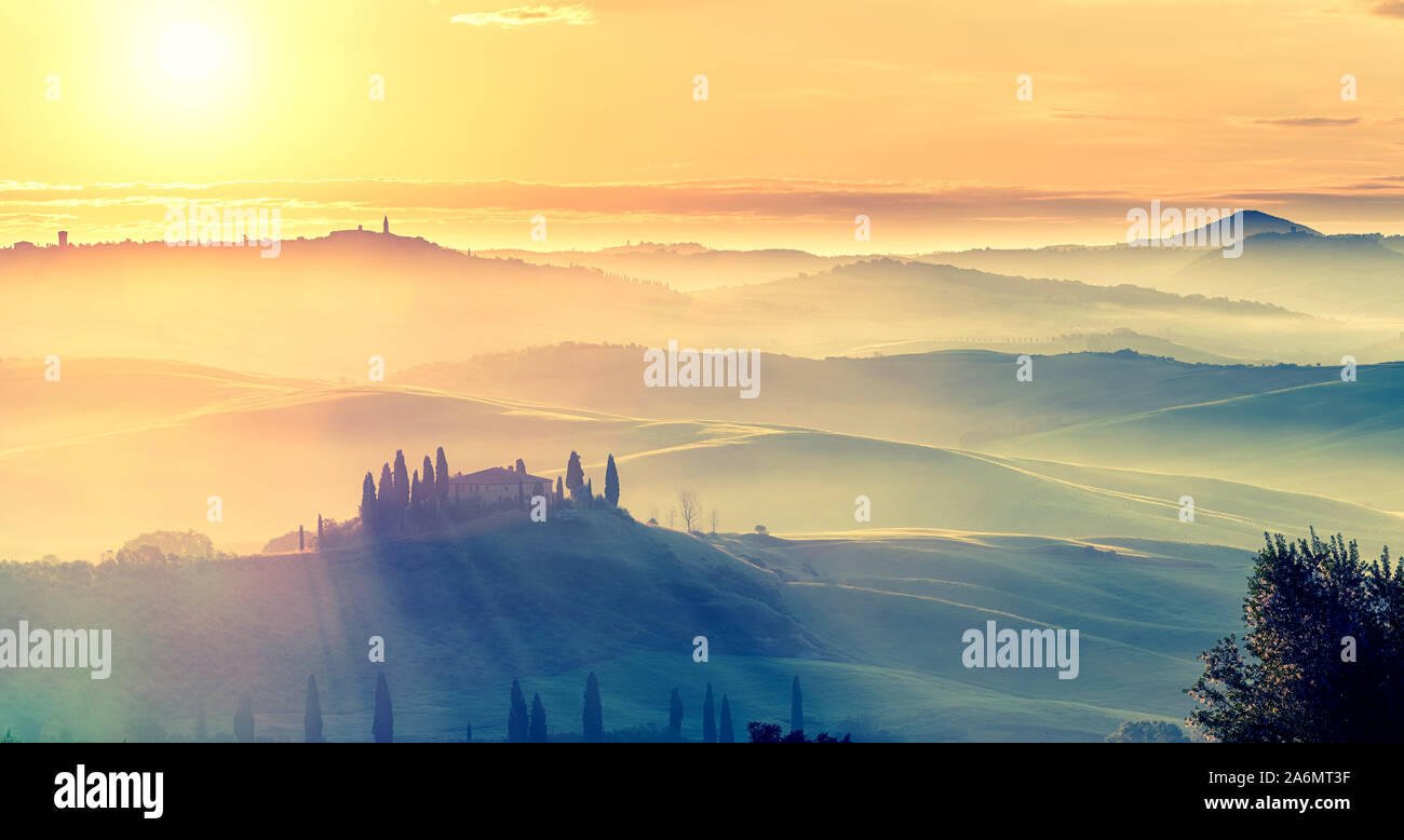 Paysage de la Toscane au printemps lever brumeux Banque D'Images
