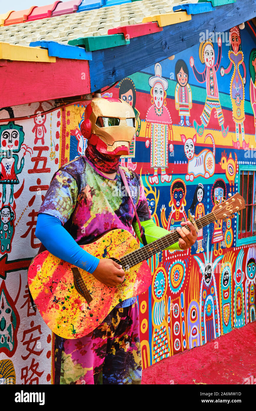Masque Iron Man wearing Busker au Rainbow Village à Taichung. Banque D'Images
