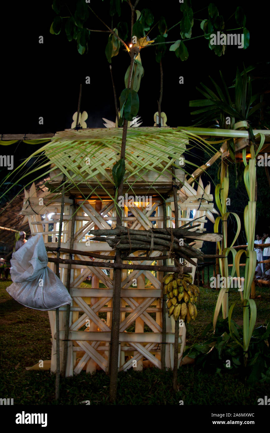 Le Gam-maduwa traditionnels ou village hut cérémonie, qui a lieu habituellement après la récolte des cultures, est dédié à la Déesse Pattini, le plus populaire d'Inde du sud divinité féminine adorés par les Cinghalais bouddhistes. Elle a lieu dans une enceinte entourant un palm thatched hut. Une partie de première récolte ou de fruits est offert à la Déesse de la prospérité et d'écarter le malheur et les maladies. Un maduwa-gam a de nombreux interludes dramatisé principalement de riches traditions légendaires sur la déesse Pattini. À l'heure actuelle, le Gam-mduwa est tenu à de rares occasions, par conséquent, il attire les visiteurs même d'autres villages. Mukal Banque D'Images