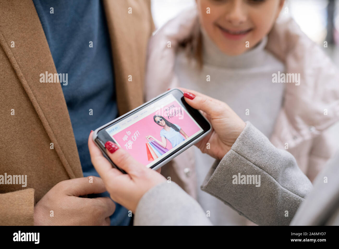 Female hands holding smartphone avec page d'accueil de boutique en ligne Banque D'Images